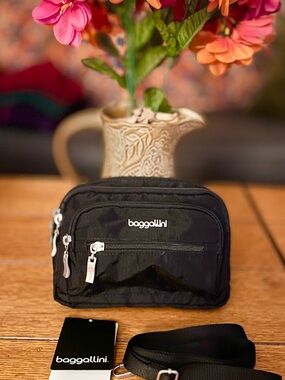 Baggallini Triple Zip Crossbody Belt Bag in Black